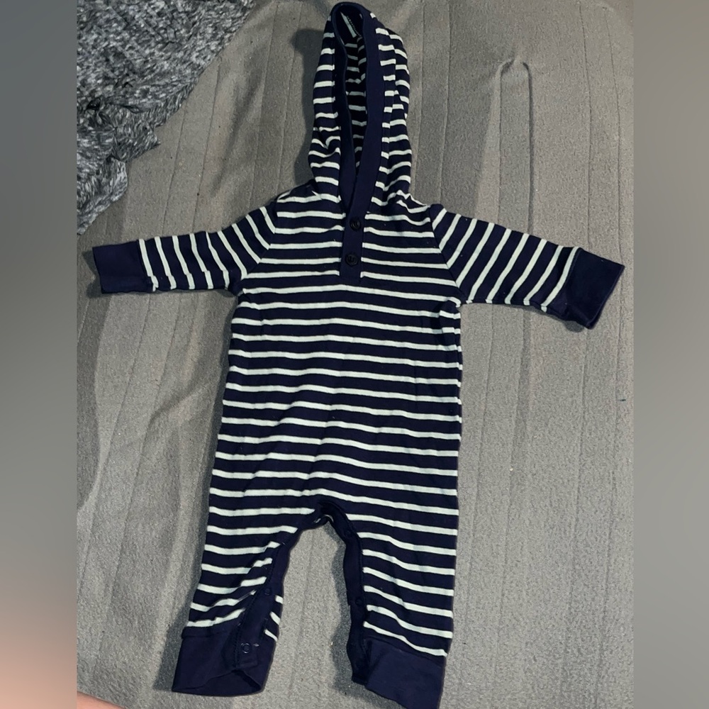 Old navy onesie with hood 0-3m